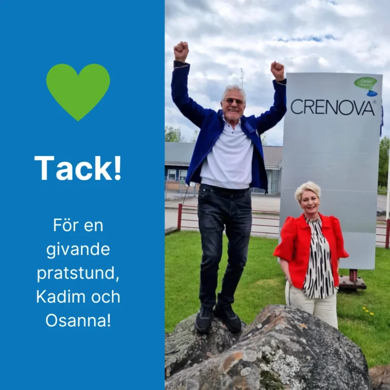 En intervju med far och dotter – grundaren Kadim och VD:n Osanna Akca 2 Två personer ler utomhus vid en stor skylt med texten Crenova; en man står på en sten med armarna uppåt, vilket framhäver familjeföretag-andan.