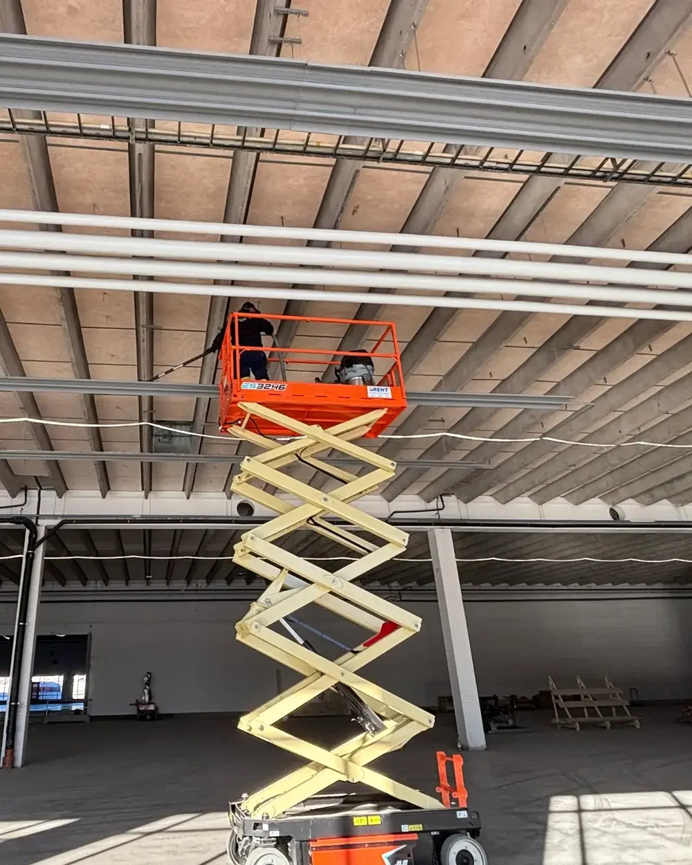 Höghöjdsstädning hos EAB Stålbyggnader
