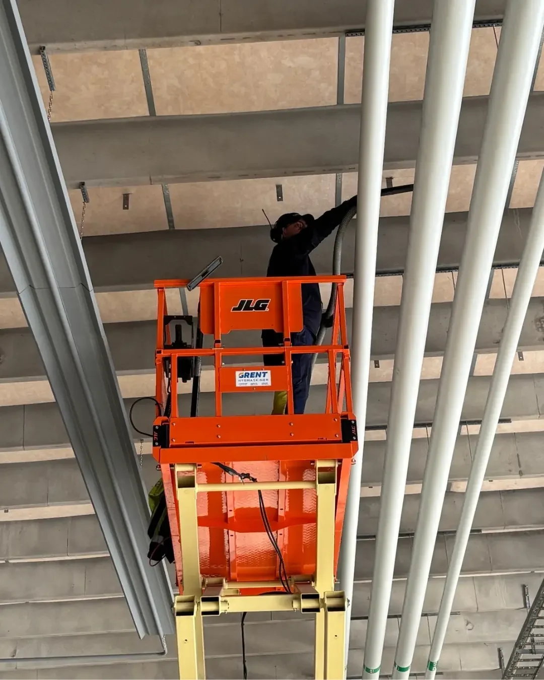 Höghöjdsstädning med SkyVac-utrustning hos EAB