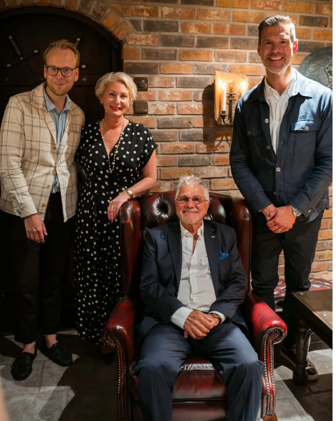 Gruppbild från migrationsminister Johan Forssells besök hos Crenova
