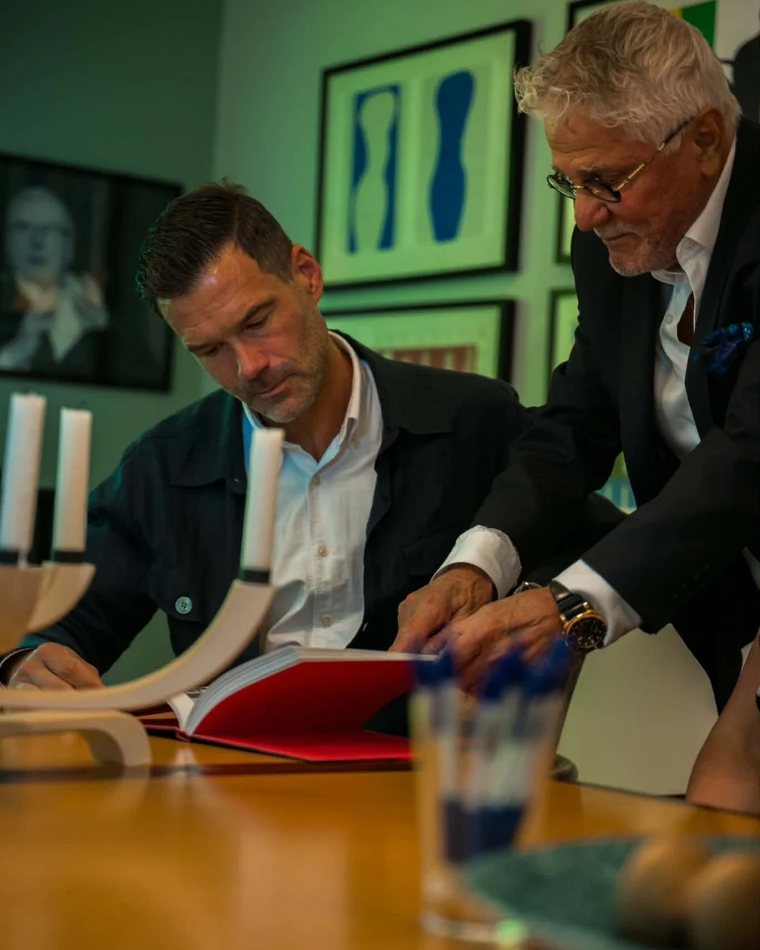 Johan Forssell i samtal under besöket hos Crenova