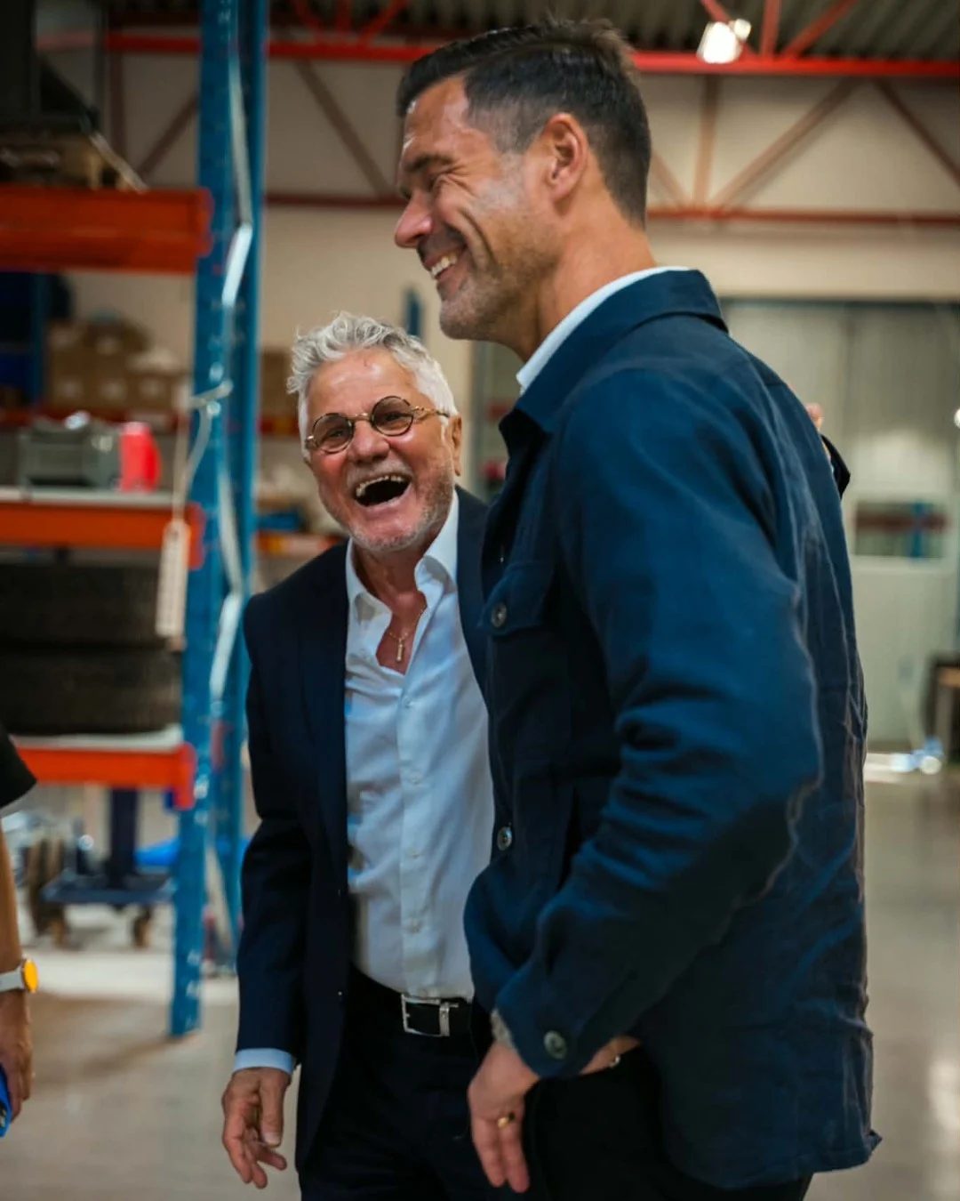 Johan Forssell samtalar med en representant för Crenova