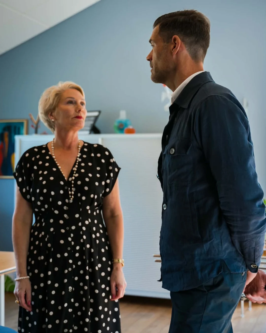 Johan Forssell i samtal på Crenovas kontor